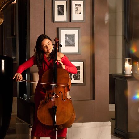 Fairmont Riyadh Exteriör bild Cellist and singer