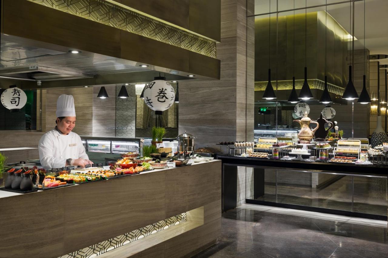 Fairmont Riyadh Exteriör bild The buffet at the hotel