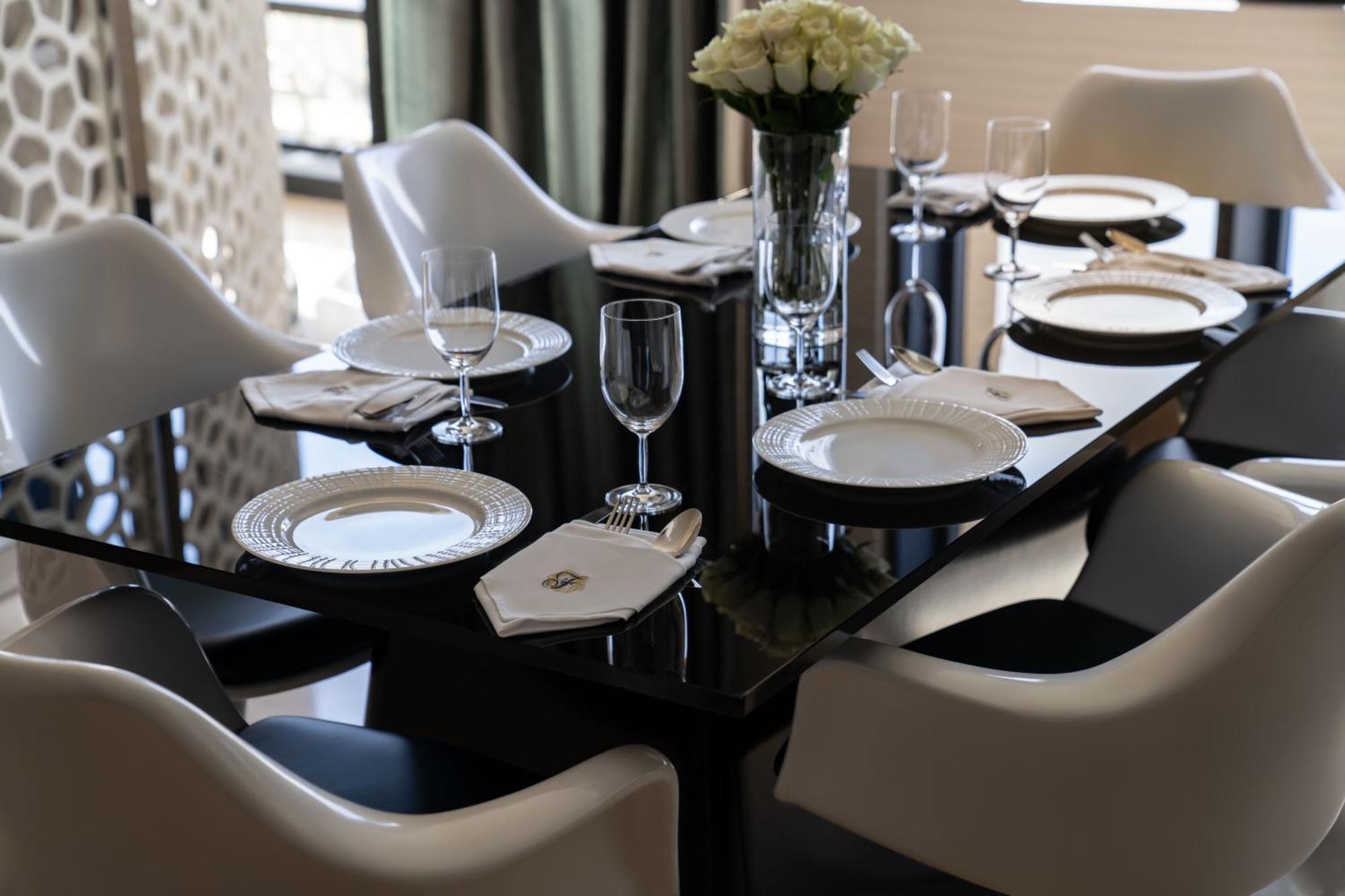 Fairmont Riyadh Exteriör bild A table set for a formal dinner