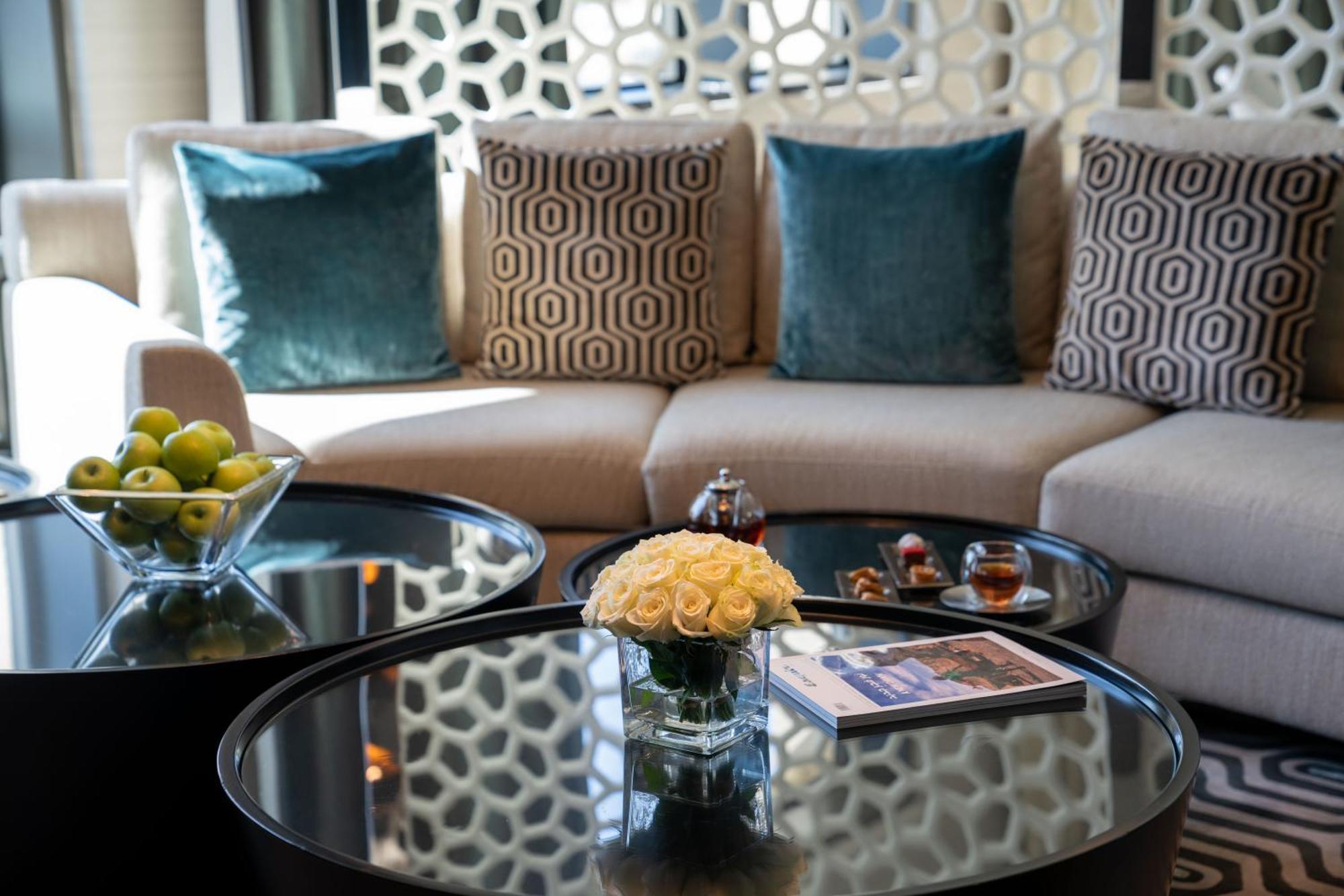 Fairmont Riyadh Exteriör bild A living room at the Ritz-Carlton, DIFC