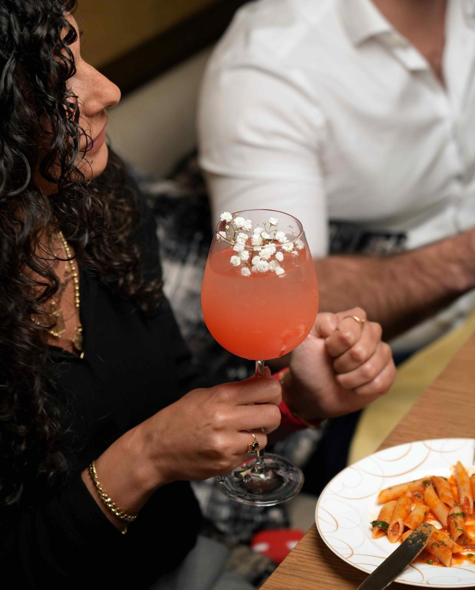 Fairmont Riyadh Exteriör bild A glass of Kir royale
