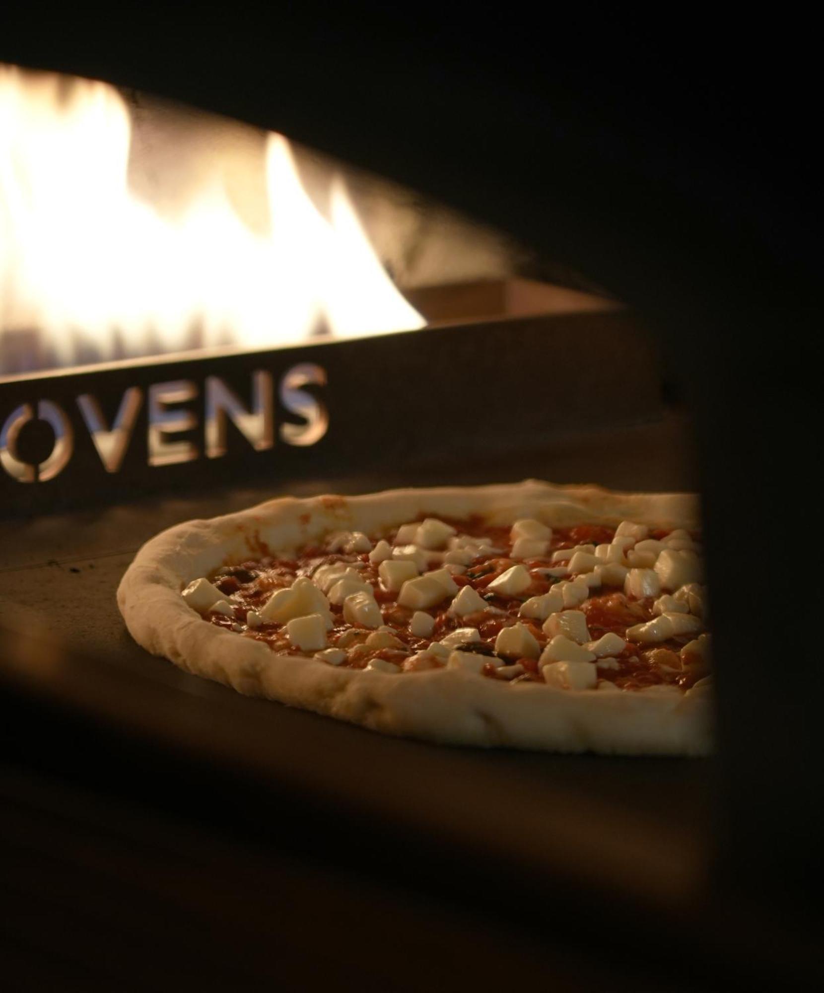 Fairmont Riyadh Exteriör bild A pizza in a wood-fired oven
