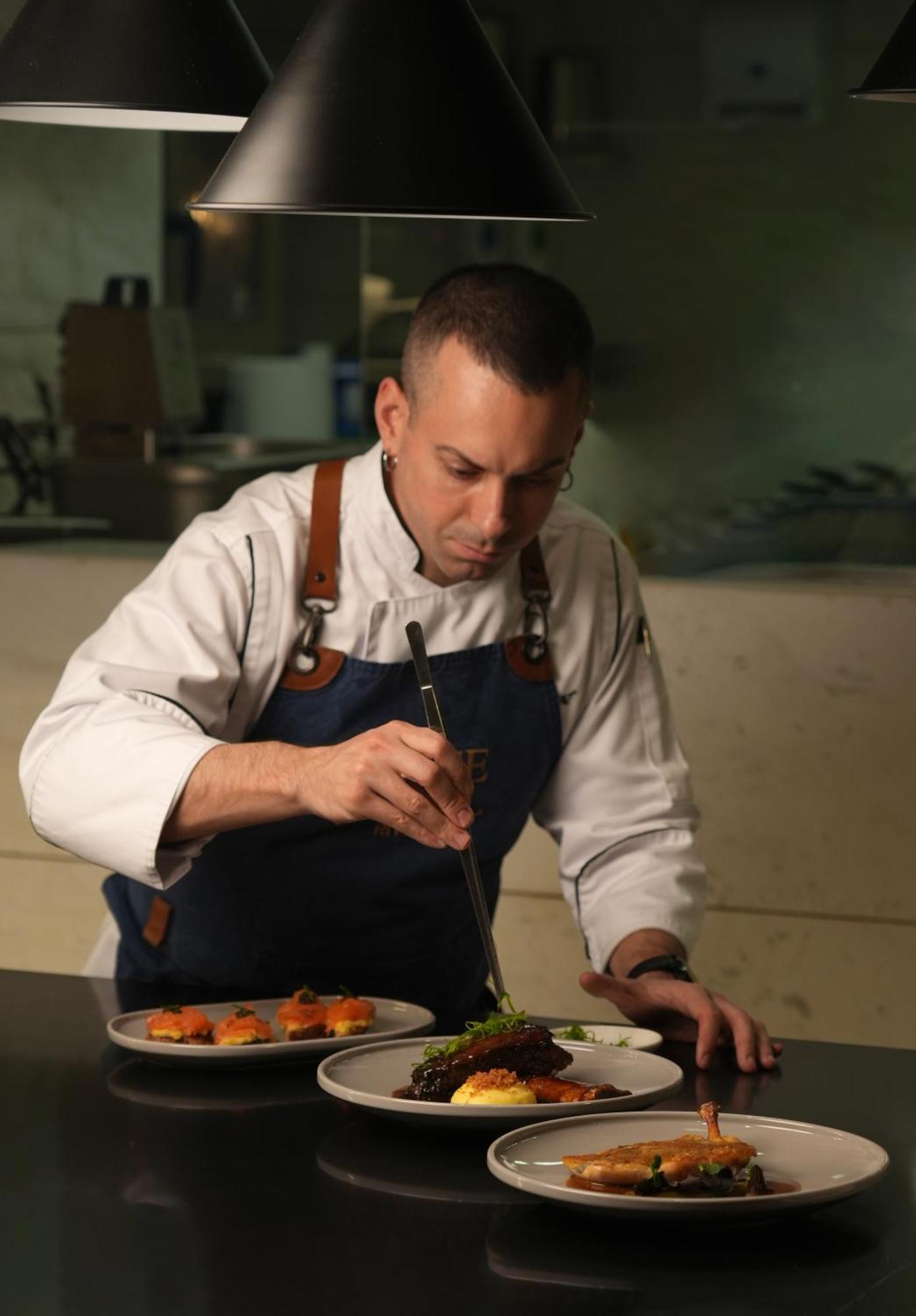 Fairmont Riyadh Exteriör bild Chef preparing a dish