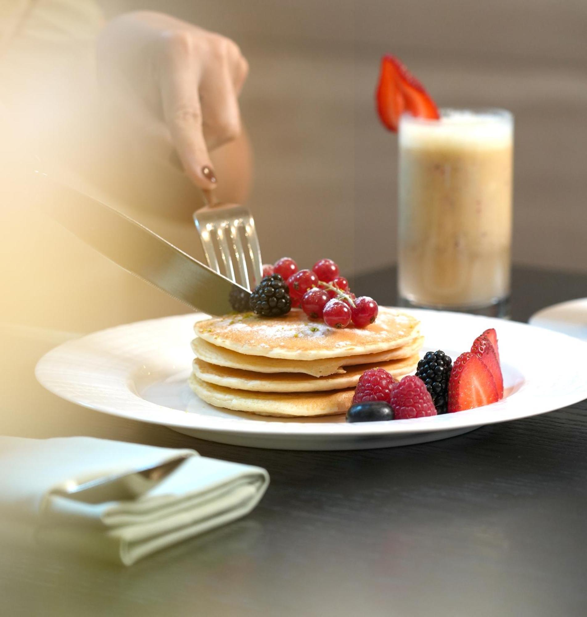 Fairmont Riyadh Exteriör bild A stack of pancakes with fruit