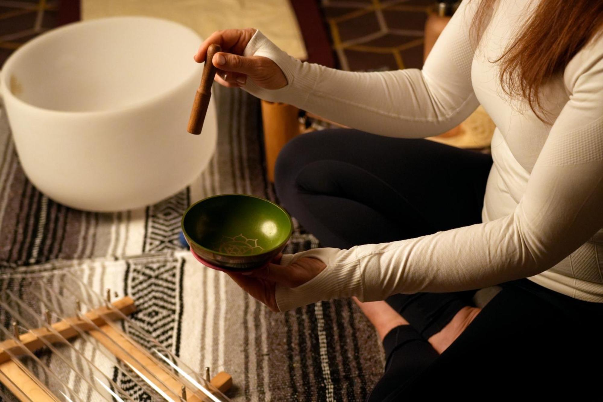 Fairmont Riyadh Exteriör bild A woman playing a singing bowl