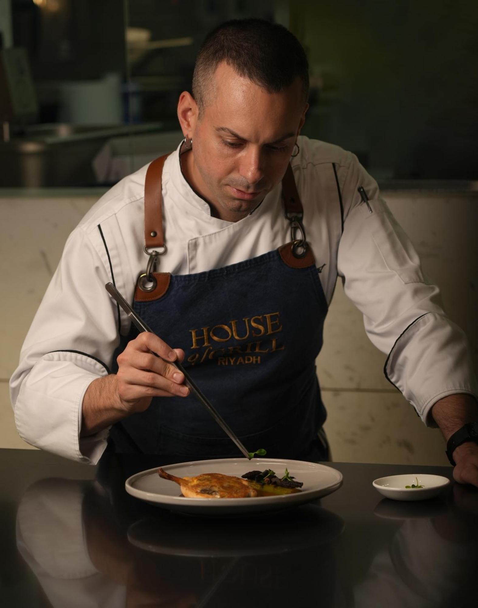 Fairmont Riyadh Exteriör bild A chef preparing a meal
