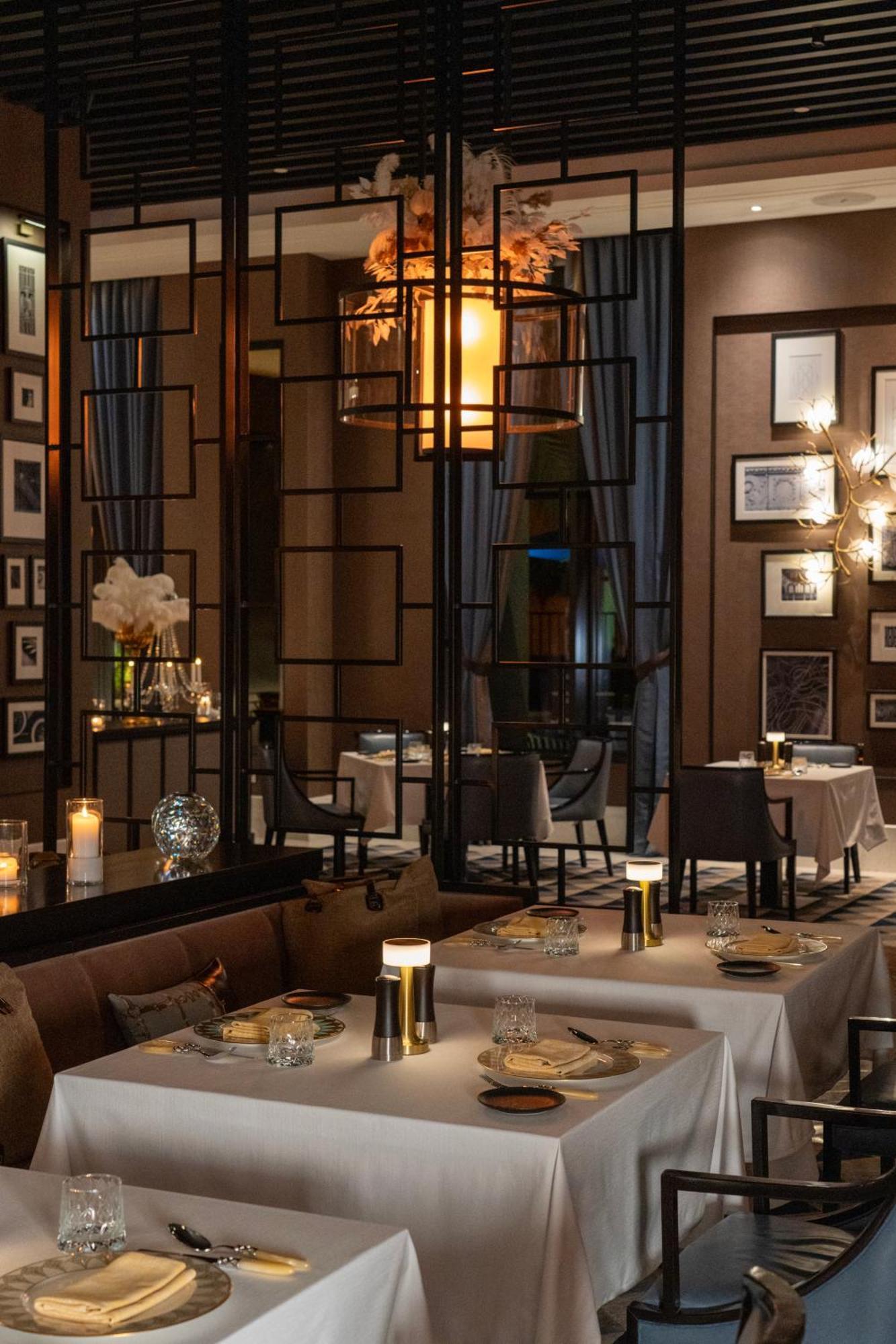 Fairmont Riyadh Exteriör bild The interior of the restaurant