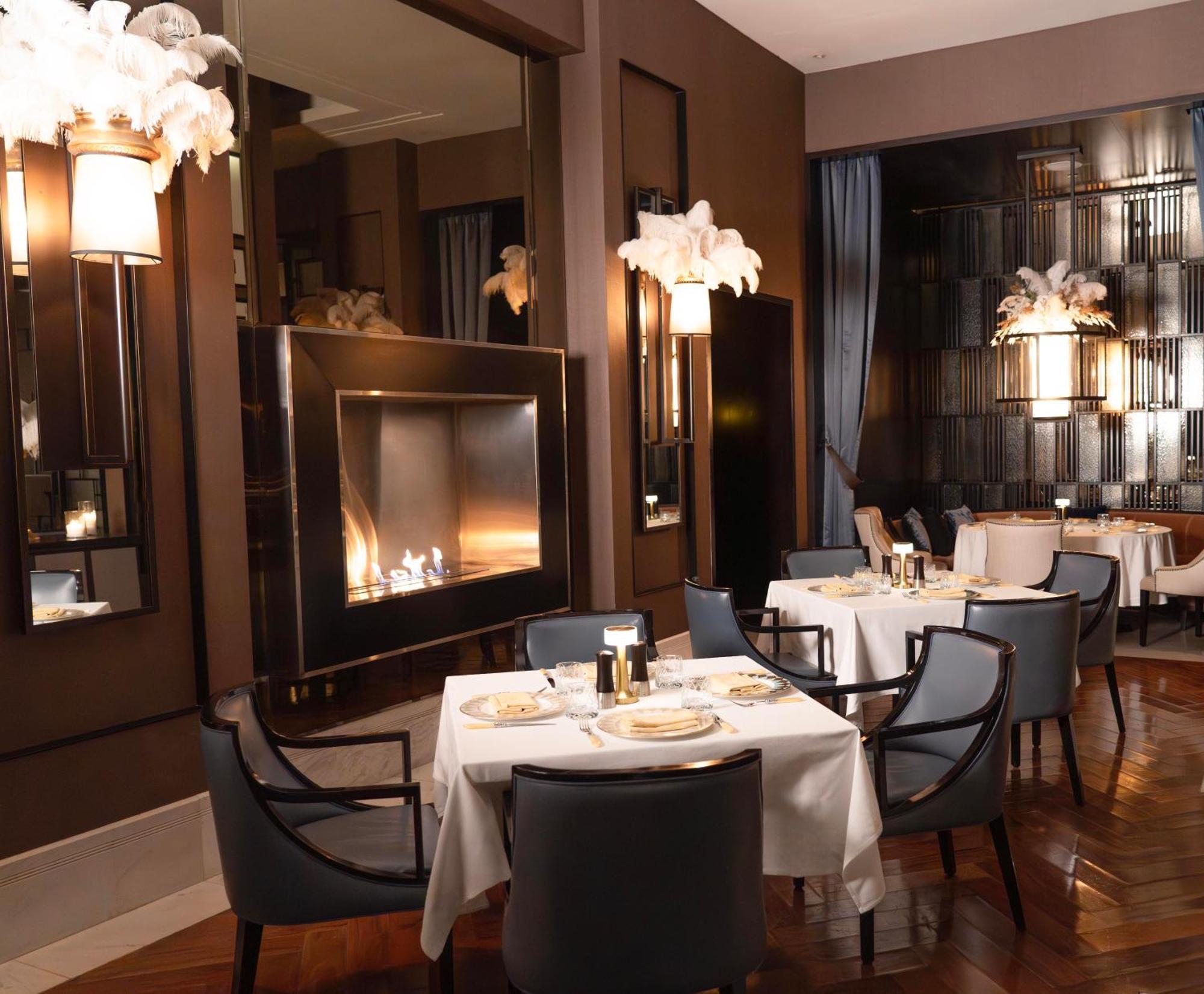 Fairmont Riyadh Exteriör bild Interior of the restaurant