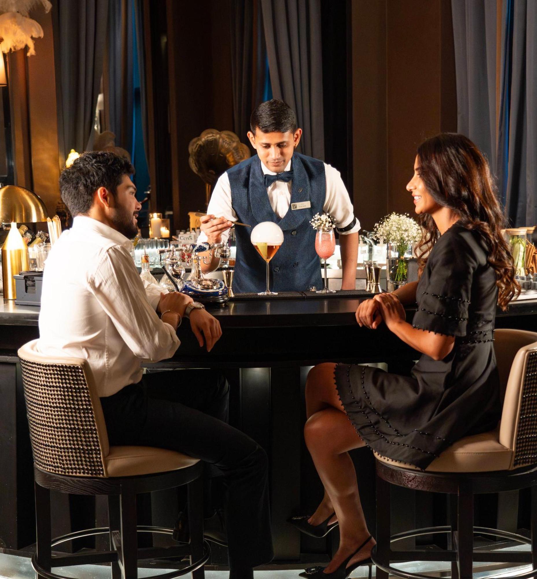 Fairmont Riyadh Exteriör bild A bartender serving drinks