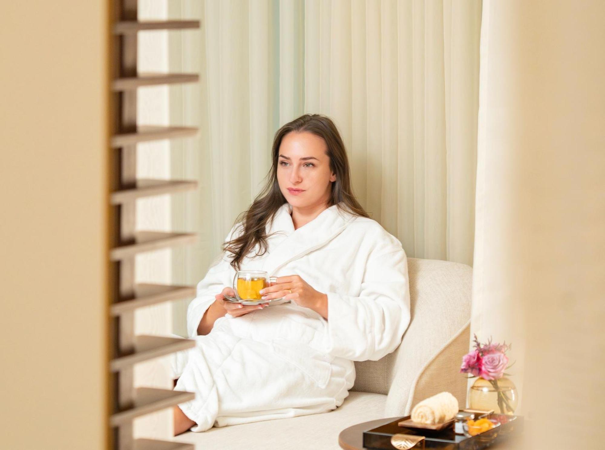 Fairmont Riyadh Exteriör bild A woman wearing a bathrobe