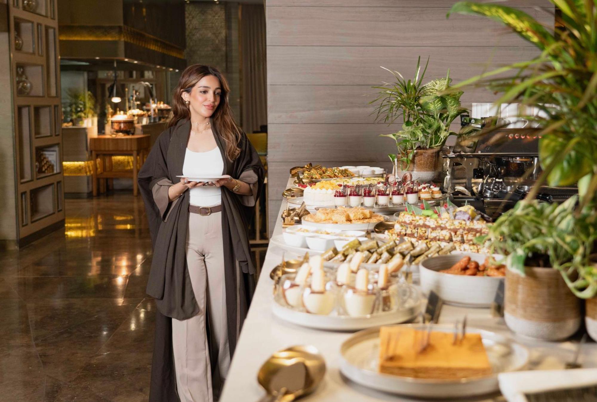 Fairmont Riyadh Exteriör bild A woman wearing an abaya