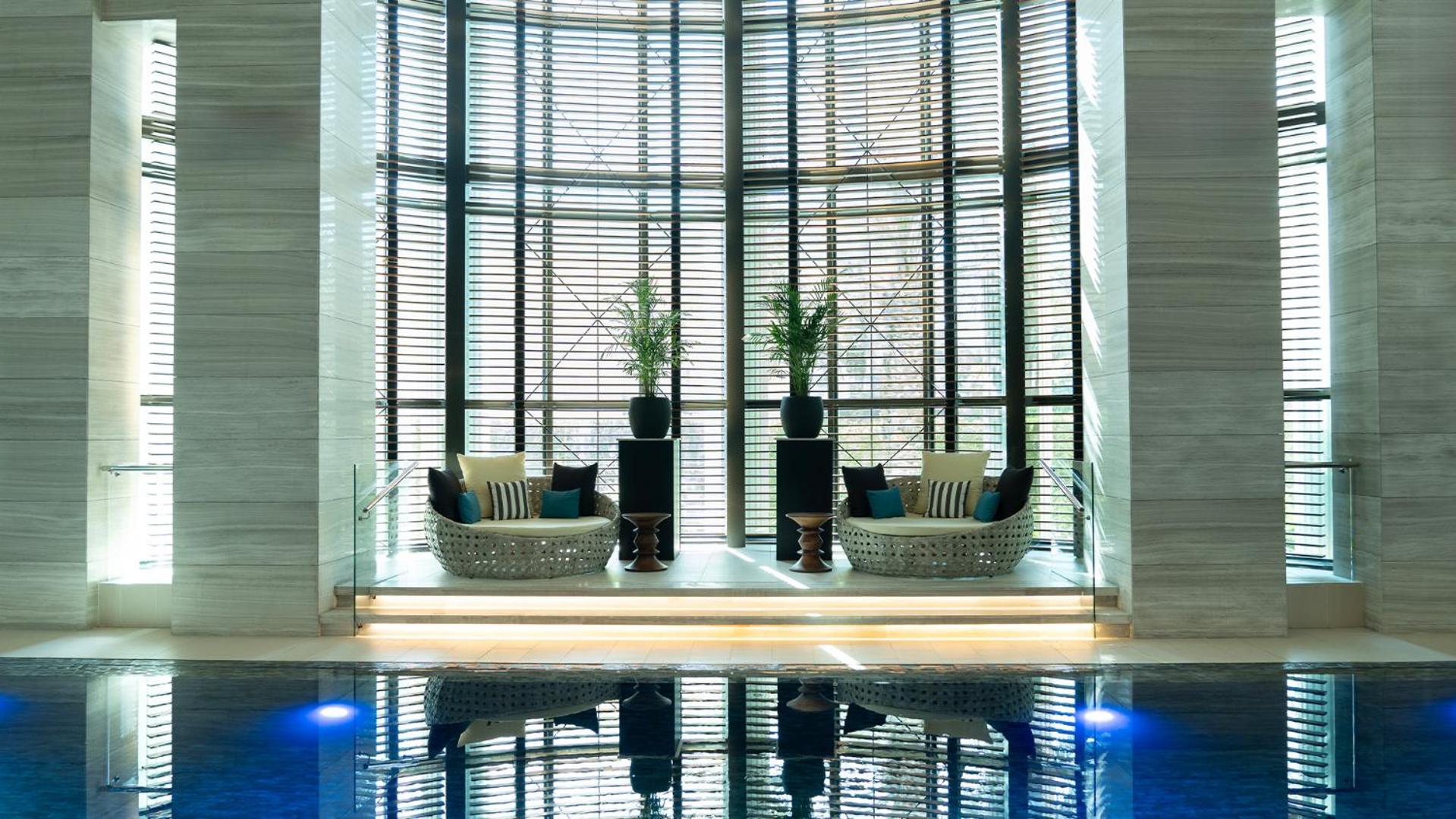 Fairmont Riyadh Exteriör bild The pool at the hotel