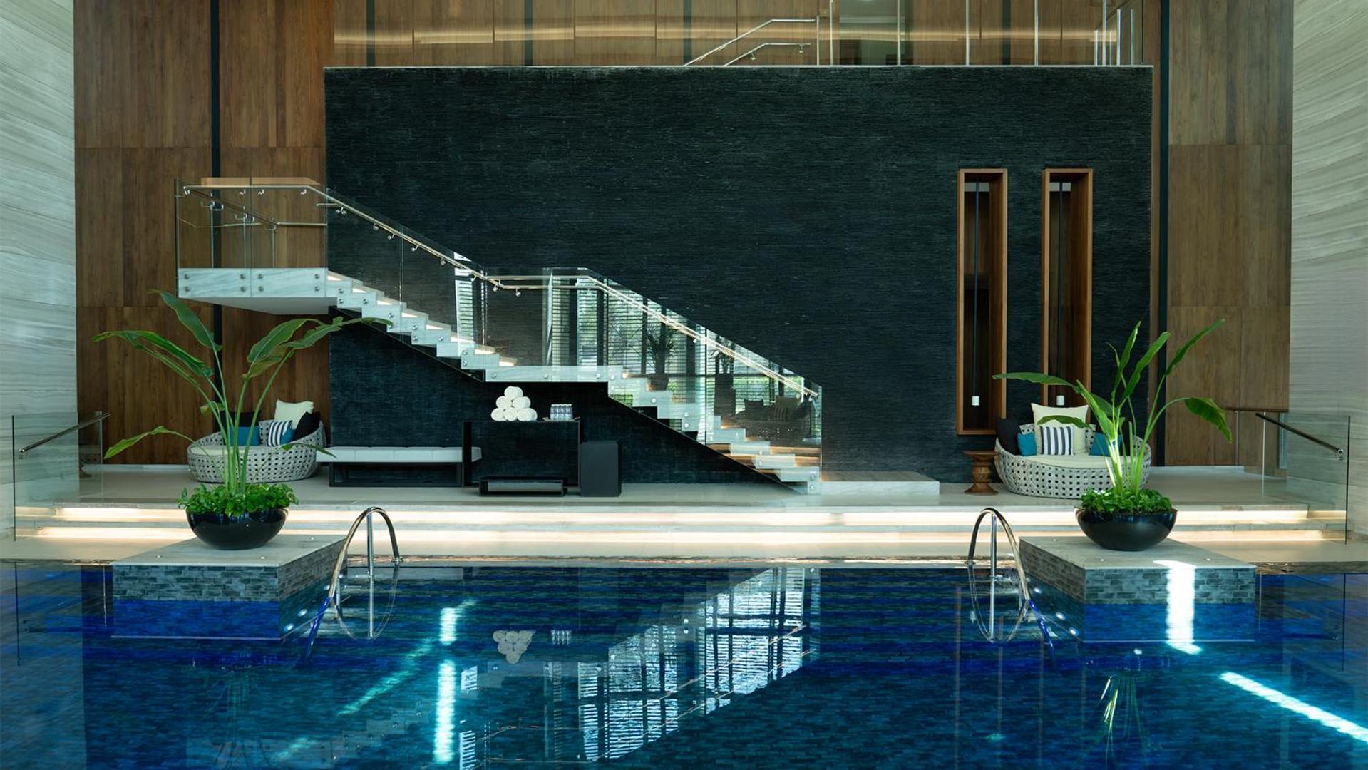 Fairmont Riyadh Exteriör bild The pool at the hotel