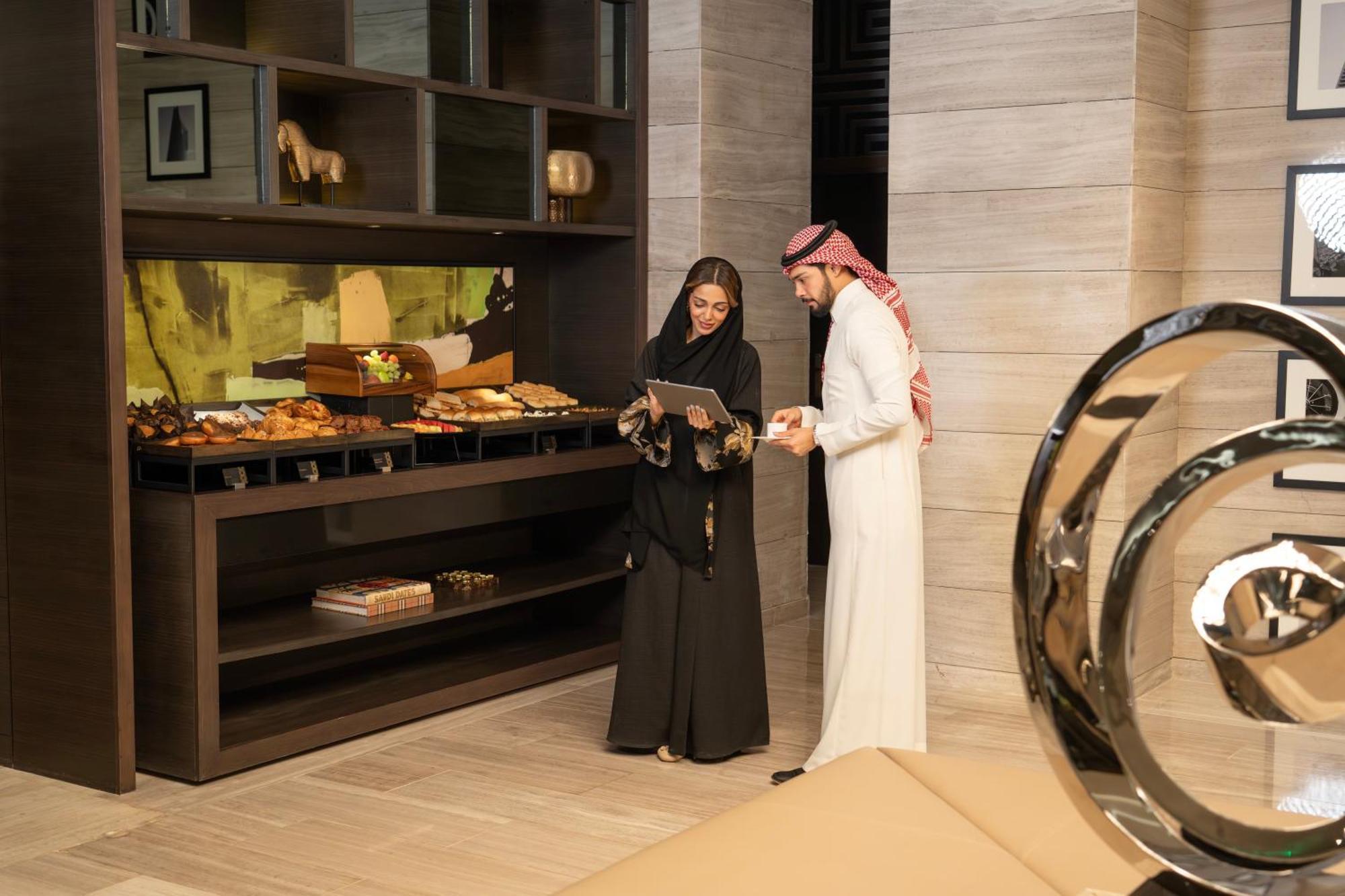 Fairmont Riyadh Exteriör bild A couple in traditional Arab clothing