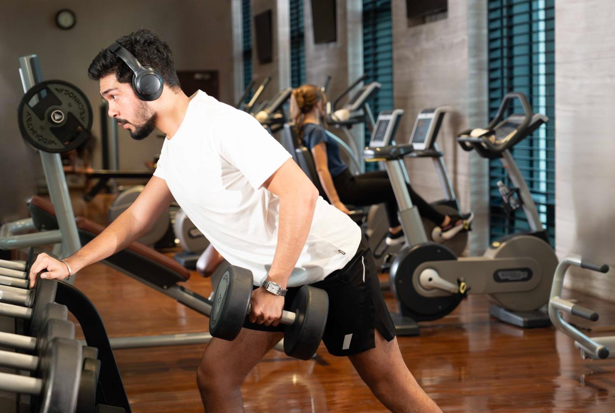 Fairmont Riyadh Exteriör bild A man working out with a barbell